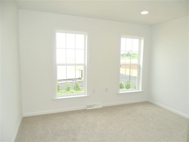 Foto del edificio - 320 Mayer Pl