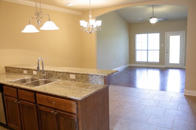 Building Photo - Beautiful 2 bedroom townhouse in gated com...