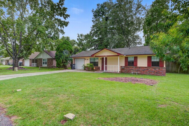 Building Photo - 106 Carriage Ct