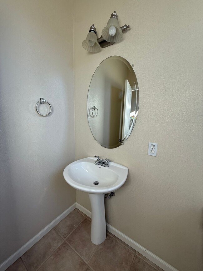 Foto del edificio - Lovely 3 Bedroom Home near Sutter Hospital in Wikkiup!