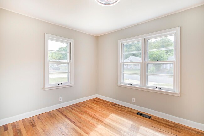 Building Photo - 303 Bettie St