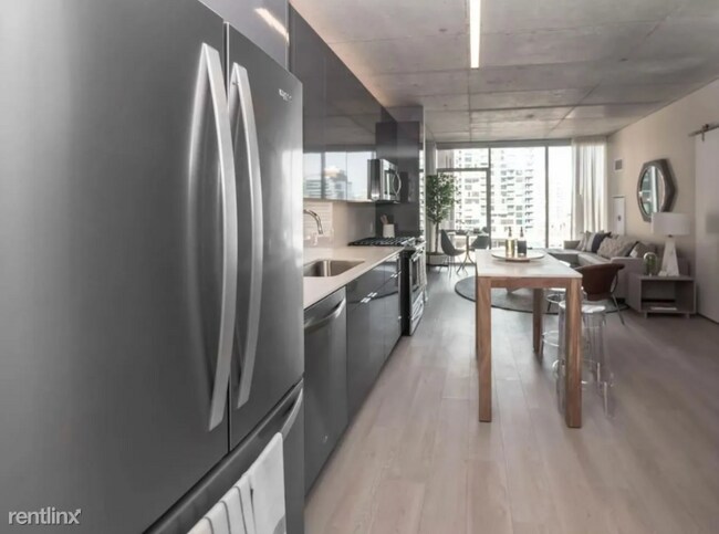 Foto del edificio - 1 br, 1 bath Condo - 313 W Illinois St