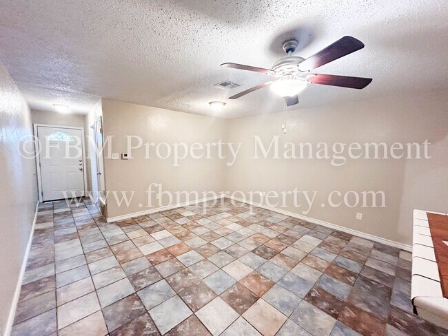 Foto del edificio - 2534 W Sycamore Ave - 2 Bedroom, 1 Bathroom Apartment Home in Corsicana, TX
