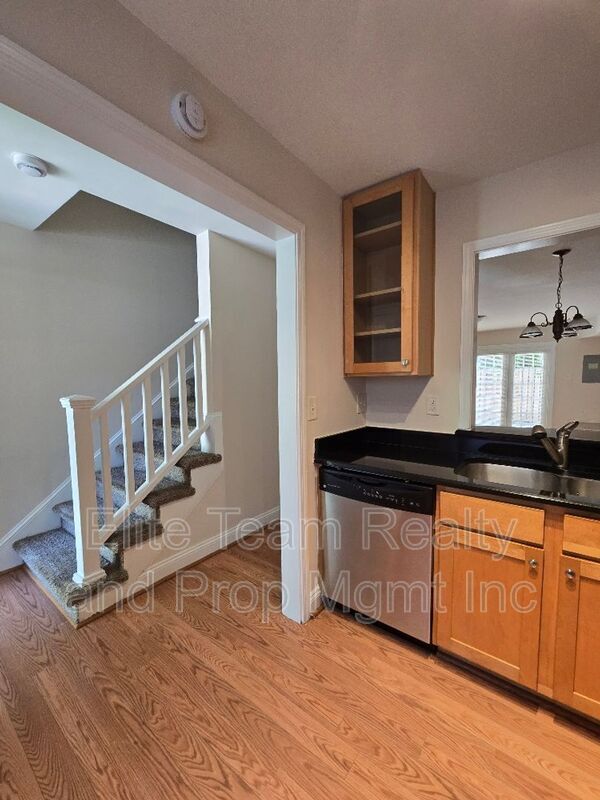Building Photo - 1207 Green Oaks Ln