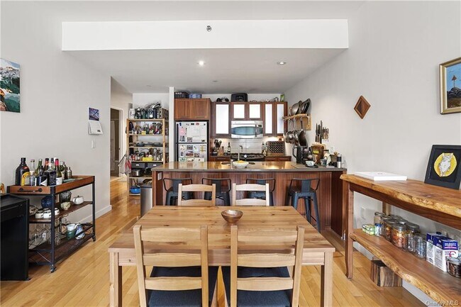 Foto del edificio - 460 W 236th St