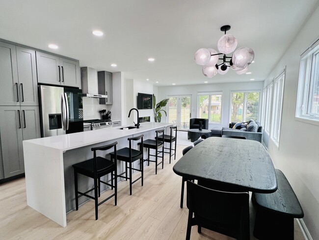 Building Photo - 323 Gross St