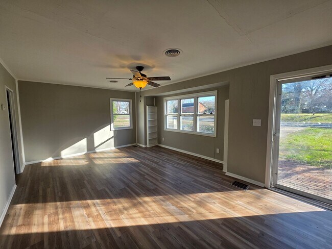 Foto del edificio - Charming 3-Bedroom Home – Modern, Clean & Carpet-Free!