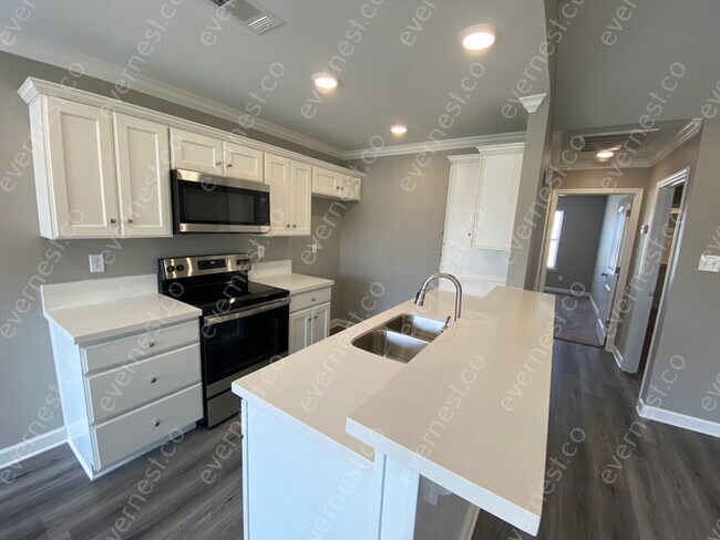Building Photo - 3 BED & 2 BATH / PET-FRIENDLY / NO S8