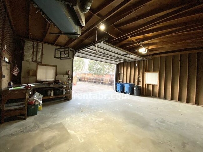 Building Photo - Spacious Duplex with Huge Garage, Hardwood...