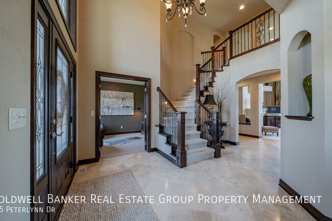 Building Photo - Beautiful Fully Furnished Executive Home l...