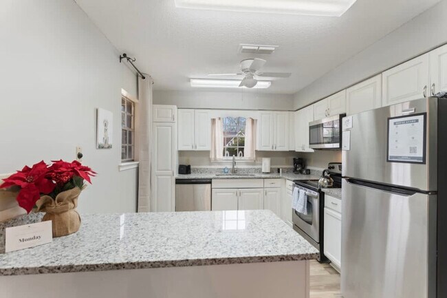 Building Photo - 5635 Red Barn Rd