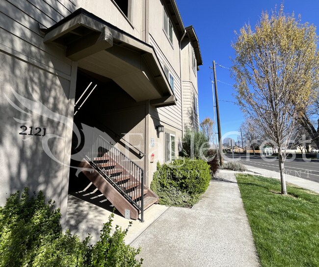 Foto del edificio - Two Bedroom, One and a Half Bathroom Unit