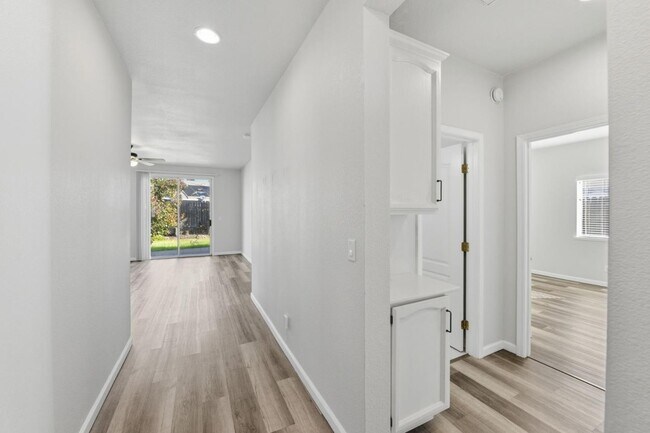 Building Photo - 357 Hatton Ct