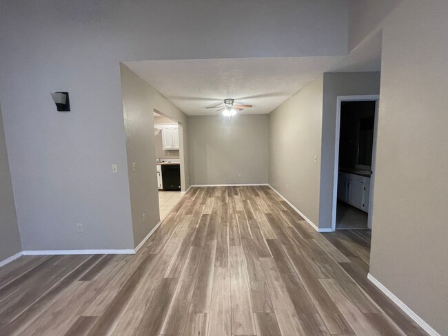 Building Photo - Available now remodeled 2 bedroom 2 bathro...