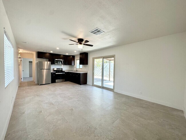 Building Photo - AVAILABLE NOW!  1 Bedroom 1 Bathroom Apart...