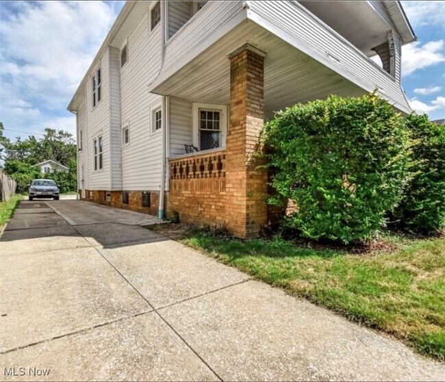 Building Photo - 1051 E 171st St