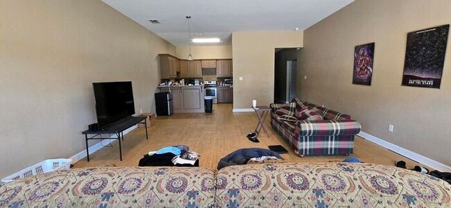 Foto del edificio - Coming Soon!- 4 Bedroom 3.5 Bath Duplex in...