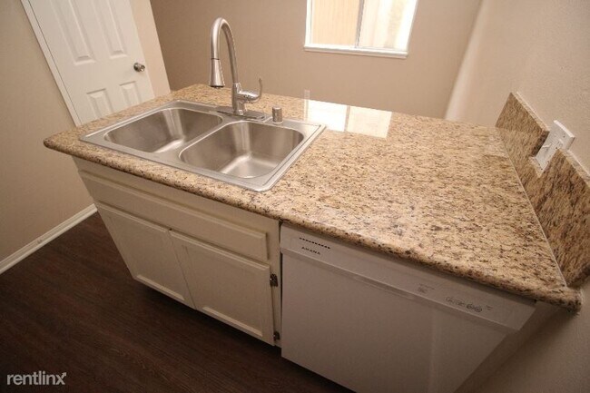 Building Photo - 1 br, 1 bath Apartment - 11500 E 215th Street