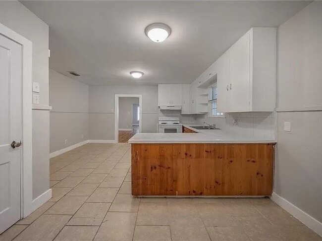 Building Photo - 2407 Juanita St