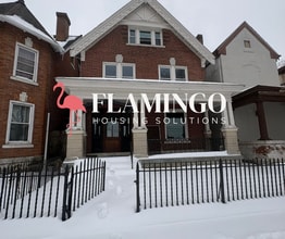 Building Photo - 1422 E 3rd St