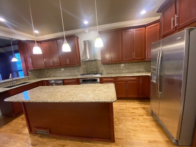 Foto del edificio - 2825 N Hamlin Ave