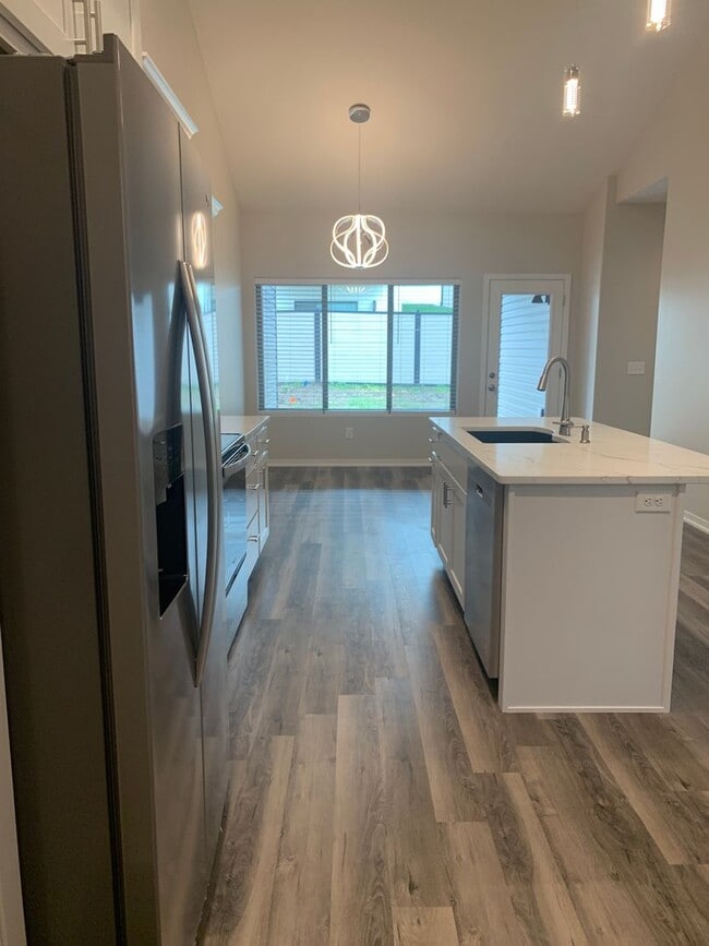 Building Photo - Beautiful 3bed/3bath ranch townhome