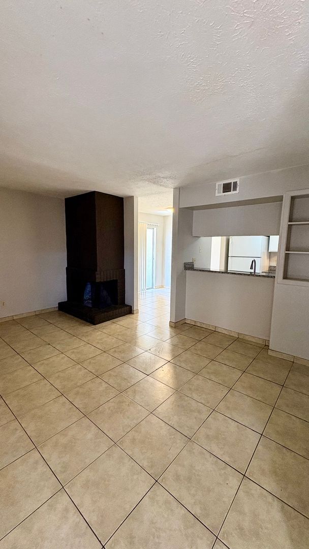 Foto del edificio - 1620 N Wilmot Rd