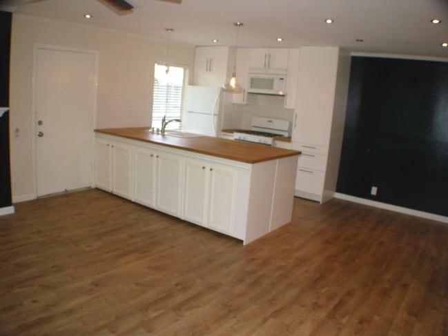 Building Photo - 2849 S Fairview St