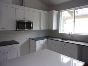 Building Photo - 1053 Front Ave NE