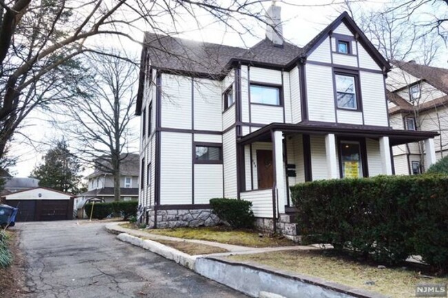 Building Photo - 208 W Palisade Ave