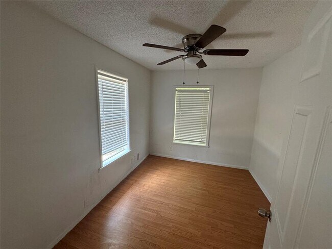 Building Photo - 1133 Saucedo St