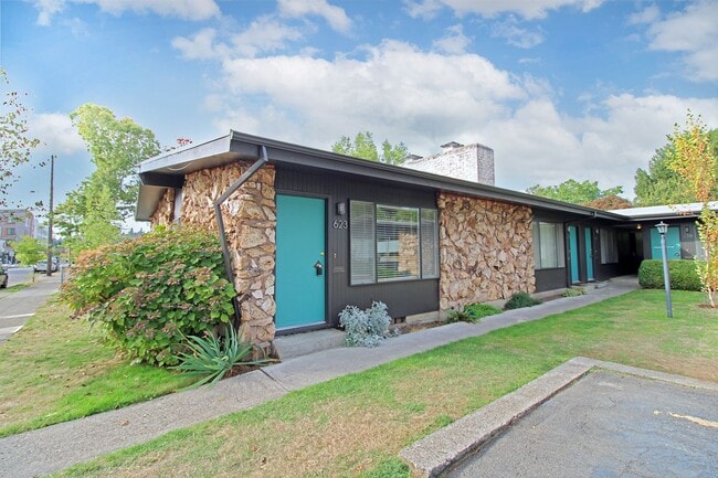 Building Photo - 631-631 NE 74th Ave