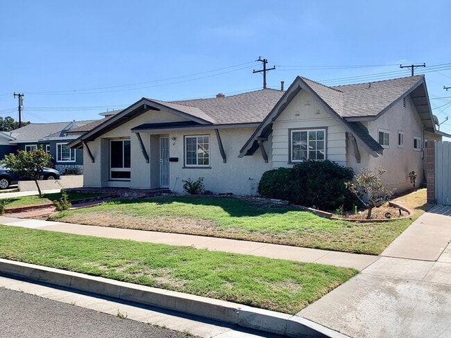 Building Photo - Charming Single Story Home
