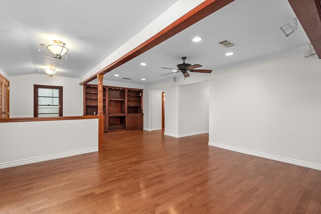 Exposed beams - 15521 Morrison St