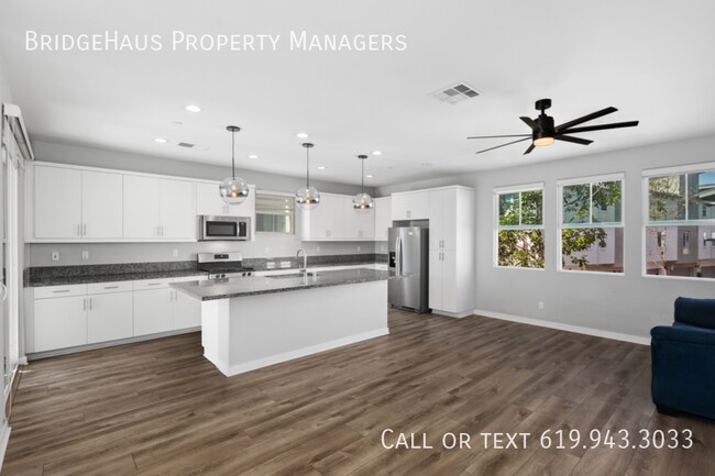 Building Photo - Beautiful 3 bed / 2.5 bath in a great neig...