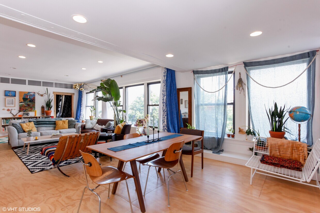 Foto principal - 4833 W Irving Park Rd