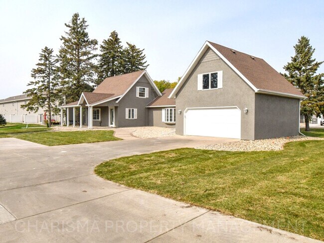 Foto del edificio - RARE FIND! 4 BEDROOM, 2 BATH HOUSE ON 1/2 ACRE LOT; INCLUDES GAS FIREPLACE, WOOD BURNING FIREPLAC...