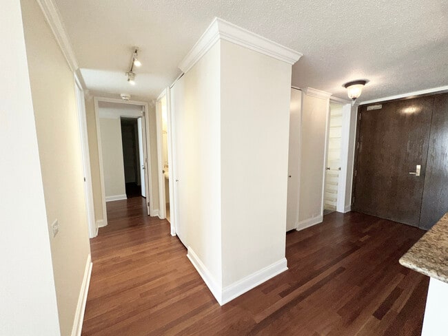 Building Photo - 360 E Randolph St