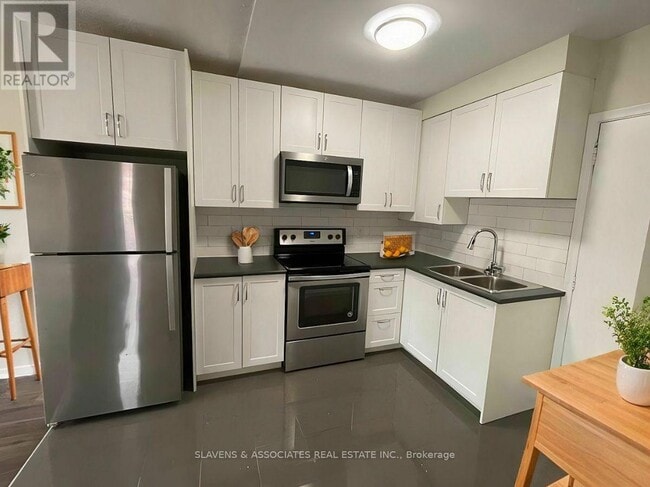 Building Photo - 245-245 Howland Ave