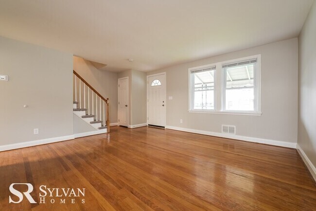 Building Photo - Lovely 3BR 1.5BA brick townhome