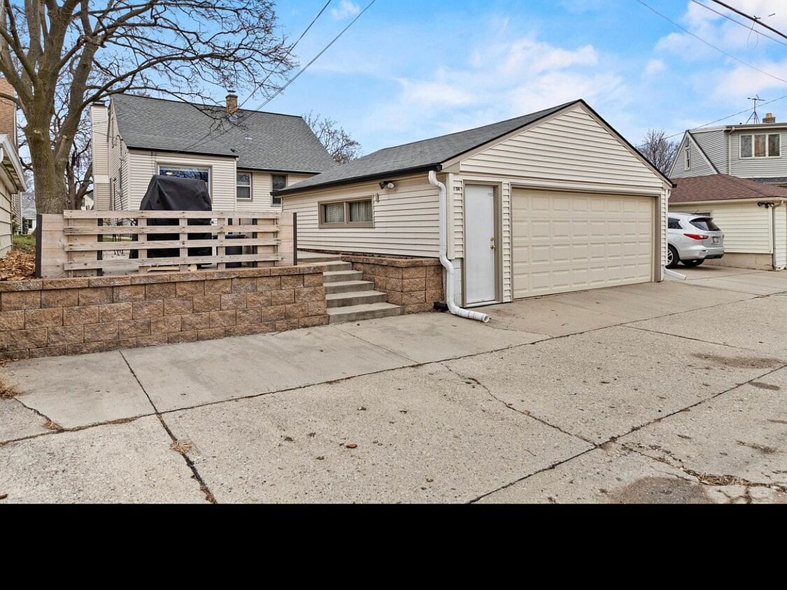 Primary Photo - 2604 S 62nd St