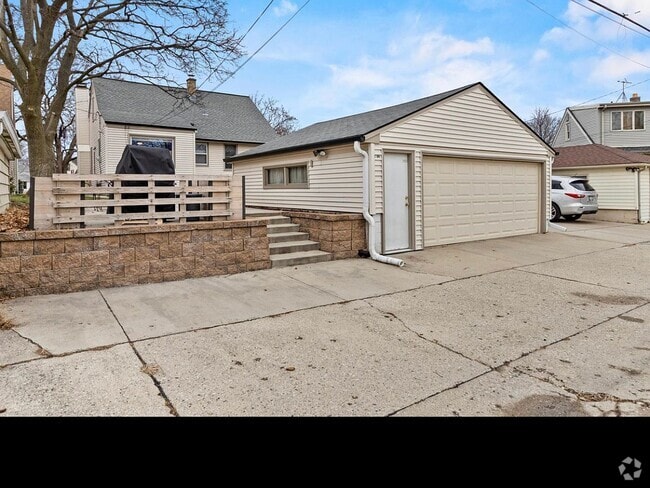 Building Photo - 2604 S 62nd St