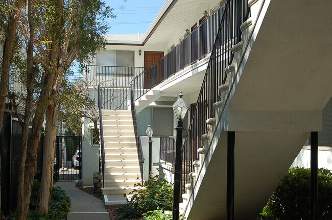 Gated Courtyard - 1329 Federal Ave