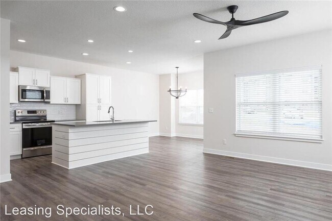 Building Photo - 4 br, 3.5 bath House - 16224 Broadmoor St