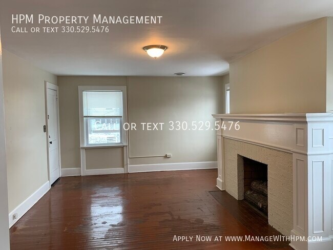 Building Photo - Upstairs Two Bedroom Apartment!