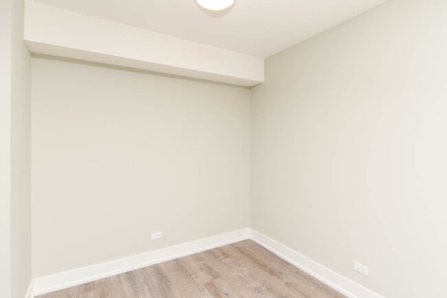 Building Photo - 447 W Surf St