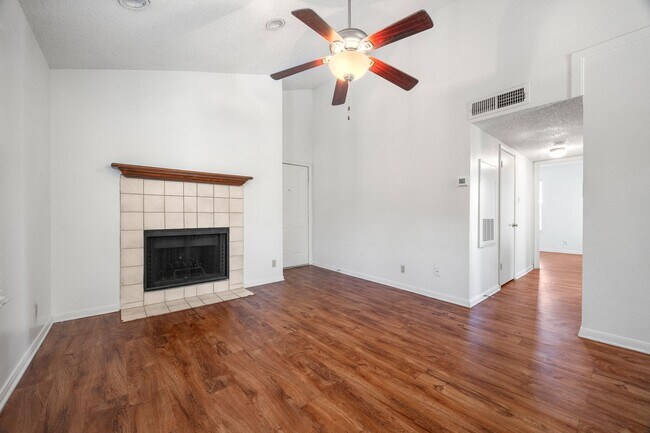 Foto del edificio - Walk to UT Austin! Gated Condo with 2 Reserved Parking Spaces Near Campus & Downtown