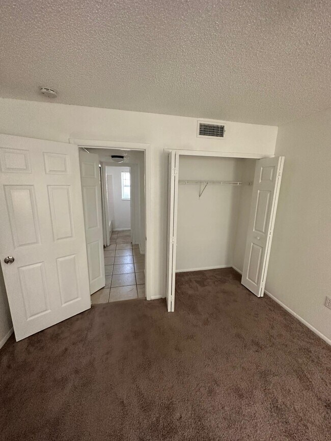 Foto del edificio - 837 Sky Lake Cir