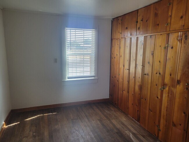 Building Photo - 3 bedroom/1 bath