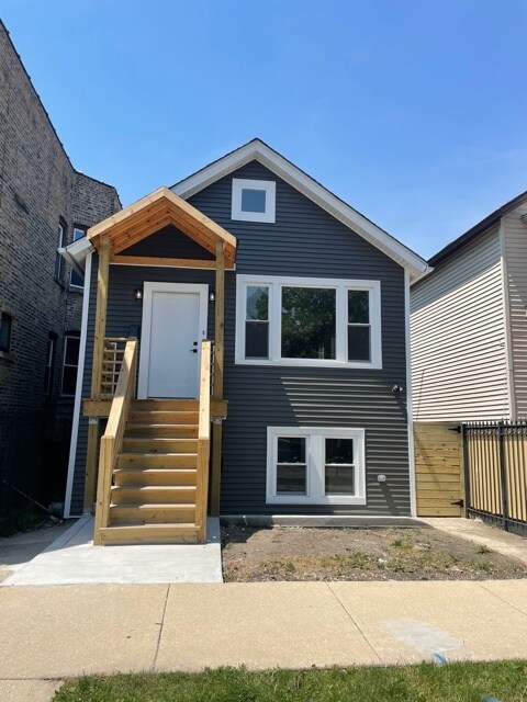 Primary Photo - 1840 N Mozart St